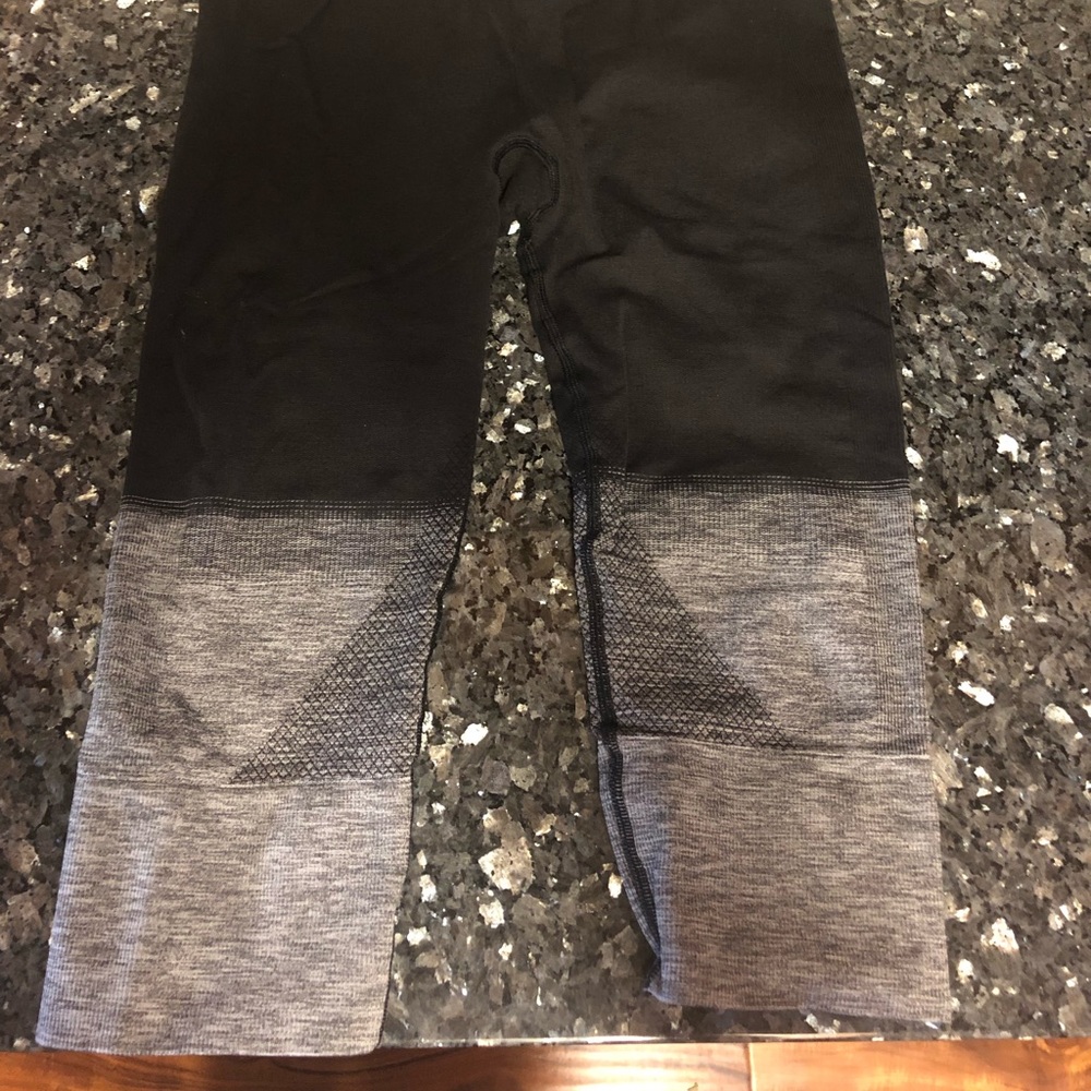 Lululemon hi-rise crop, 17” ribbed detailing